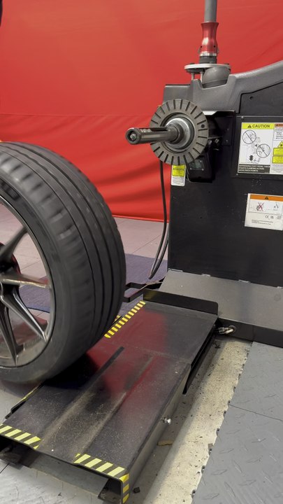 Chez NSP, la précision avant tout 🔧Équilibrage haute précision avec la Hunter Road Force Elite sur cette magnifique Toyota Yaris GR – 261 ch 🇯🇵🔥Performance, stabilité et zéro vibration pour profiter pleinement de la route.