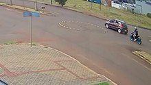 Câmera flagra acidente entre moto e carro em rotatória no Recanto Tropical II