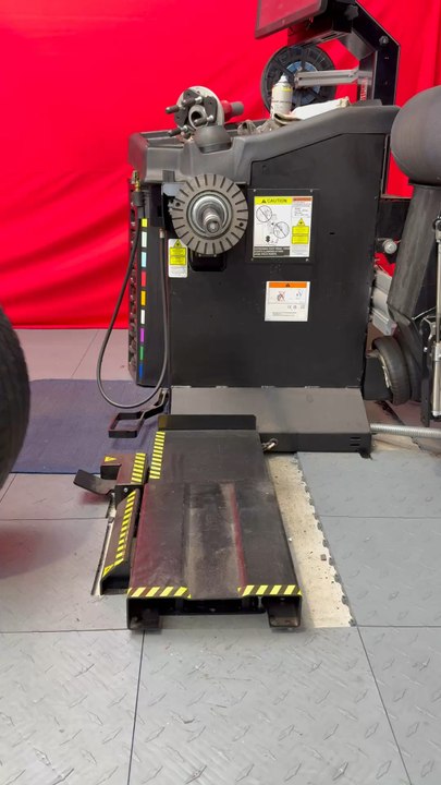 Chez NSP, chaque détail compte !Équilibrage de précision avec la technologie Road Force pour optimiser le roulage de cette Porsche Macan.Résultat : moins de vibrations, plus de confort et des performances au top sur la route. 🚗