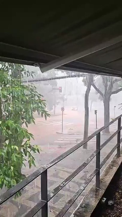 Forte chuva provoca alagamento de avenida em BH