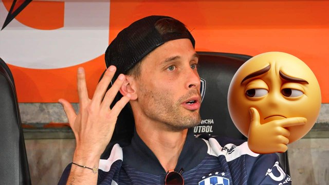 Sergio Canales acompaña a Rayados desde la banca tras sufrir lesión