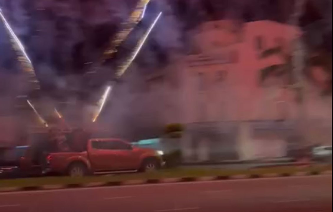 把马路当舞台太疯狂 闹事移动烟花秀惹议