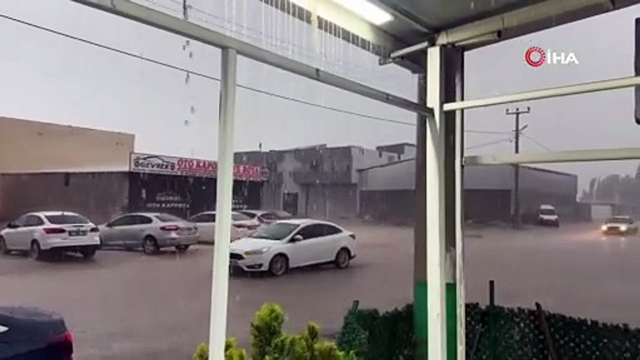 Bir anda bastıran dolu ortalığı birbirine kattı: Zincirleme kazada çok sayıda araç birbirine girdi!