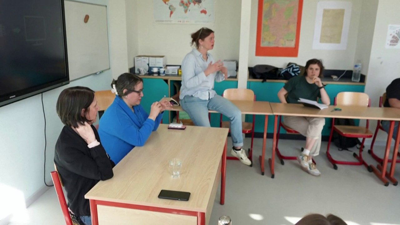 Bruxelles : dix ans après les attentats, une rescapée raconte son histoire dans une école