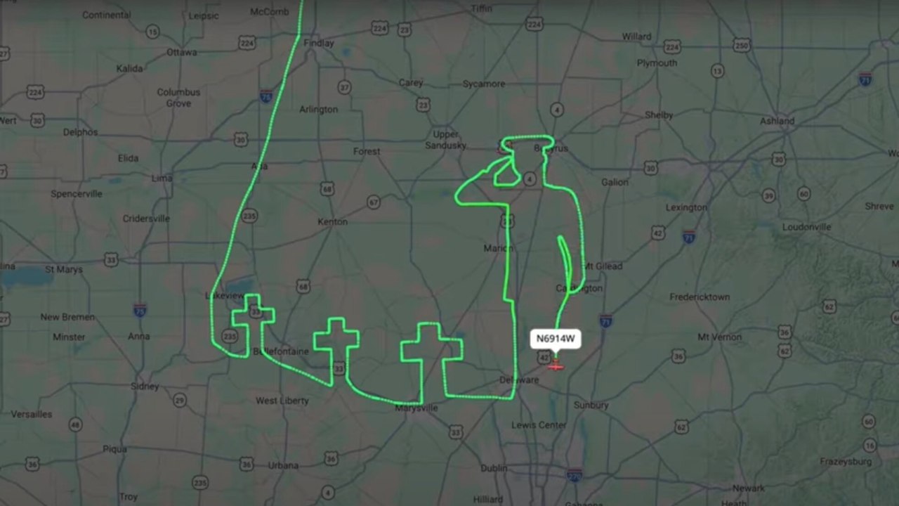 Disegna tre lapidi nel cielo: il commovente omaggio del pilota ai caduti in Iraq