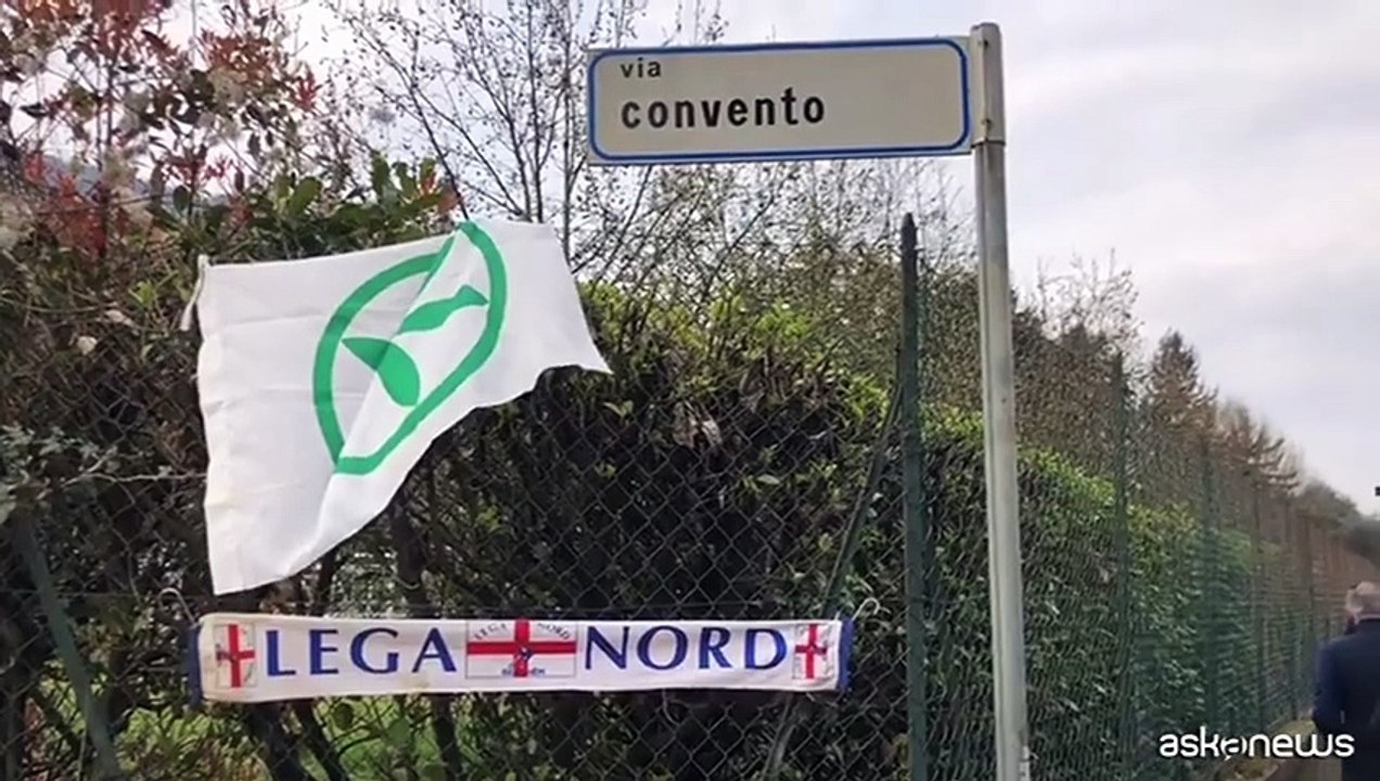 A Pontida corone di fiori e tanta gente per i funerali di Umberto Bossi