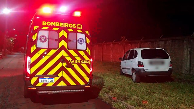 Motorista se assusta com caçamba de entulho e bate contra muro no Pioneiros Catarinenses