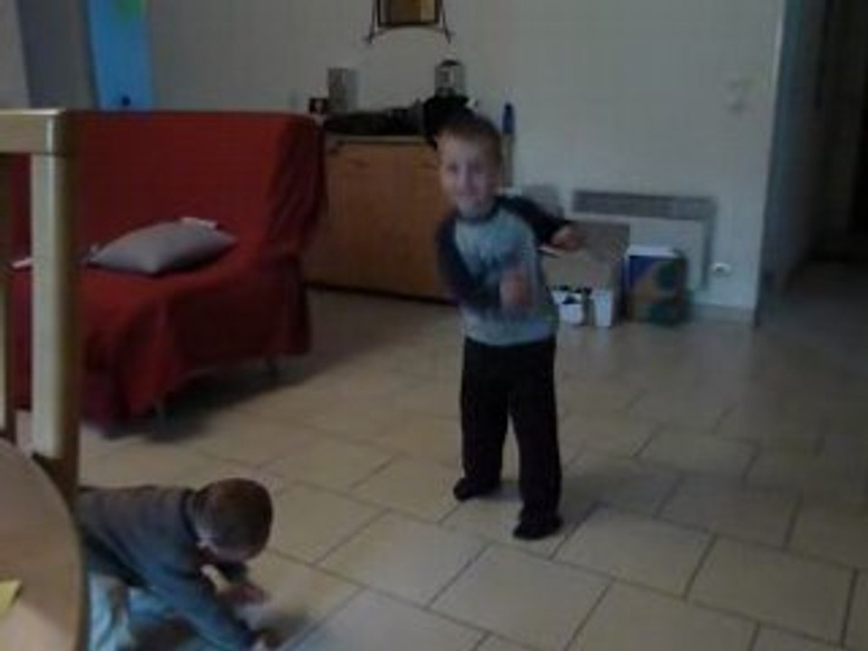 Noé et Robin dansent