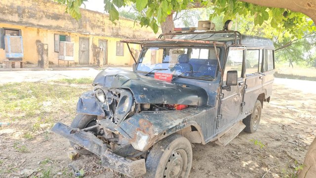 रेत से भरे ट्रैक्टर-ट्रॉली ने पुलिस जीप को मारी टक्कर, सिपाही जख्मी