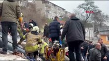 Fatih'te çöken 2 binada enkazda kalanların kurtarıldığı anlar kamerada