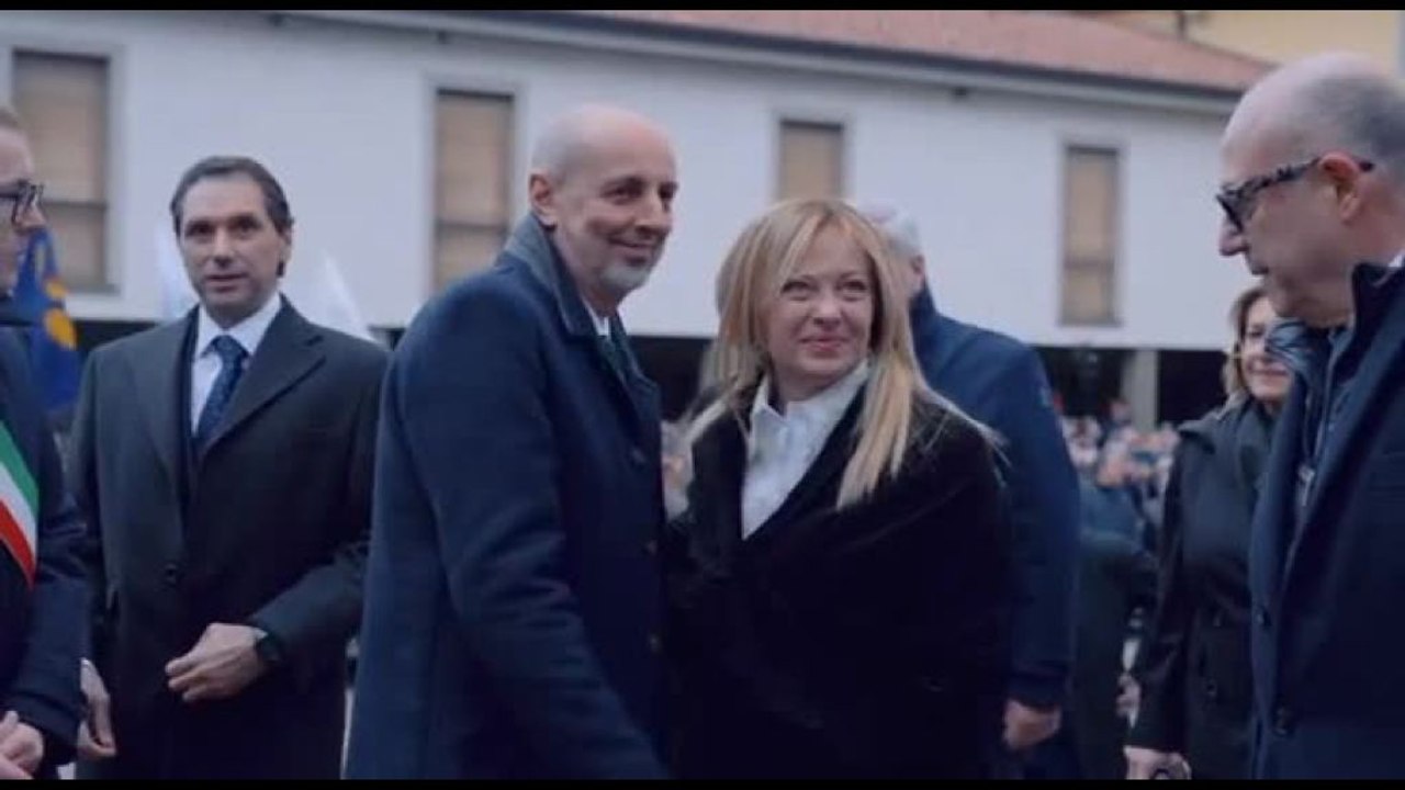 Bossi, arrivata Meloni a Pontida: applausi ma anche il coro "Secessione"