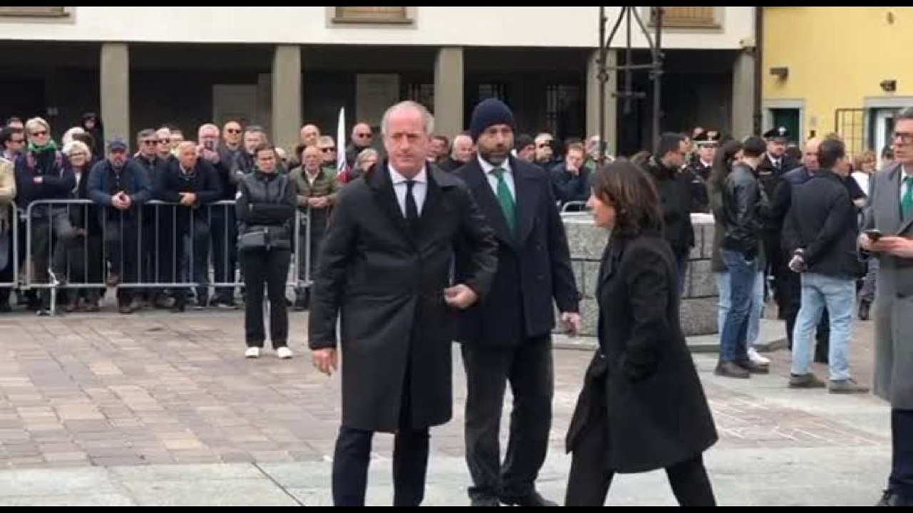 Applausi per Zaia e Fontana ai funerali di Bossi a Pontida