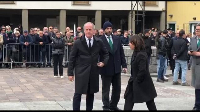 Applausi per Zaia e Fontana ai funerali di Bossi a Pontida