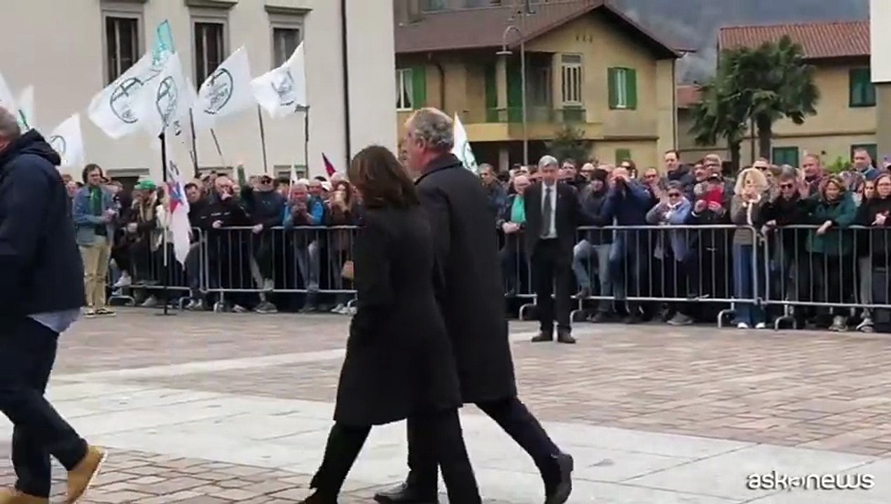 Applausi per Zaia e Fontana ai funerali di Bossi a Pontida