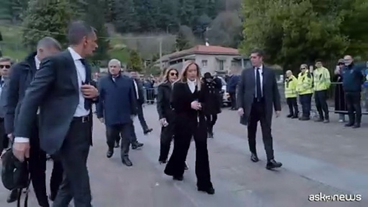 Bossi, arrivata Meloni a Pontida: applausi ma anche il coro "Secessione"