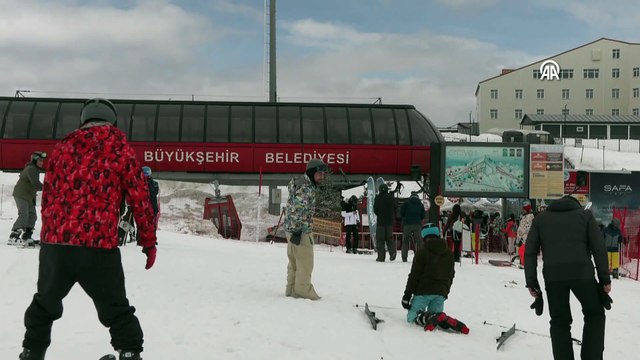 Erciyes Kayak Merkezi bayram tatilinin son günü yoğunluğu