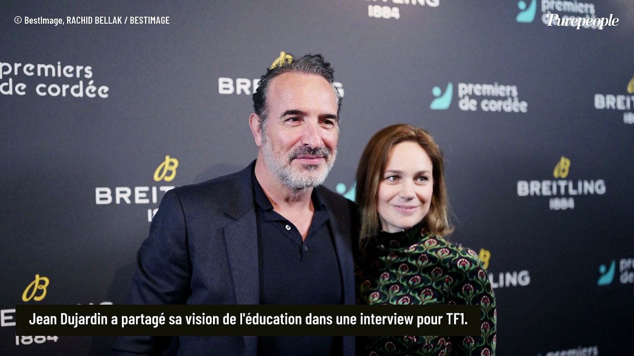 Jean Dujardin évoque l'éducation de ses quatre enfants, Jeanne, Alice, Simon et Jules et cette règle qu'il s'impose à la maison