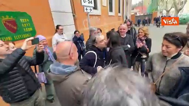 Referendum giustizia, applausi per Elly Schlein all’arrivo al seggio per il voto
