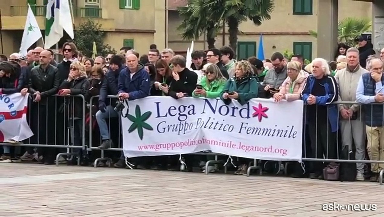 Il feretro di Bossi a Pontida lungo applauso e suono delle cornamuse