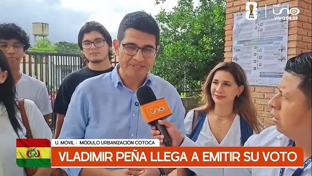 Vladimir Peña llega emitir su voto