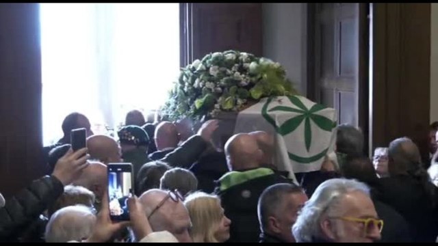 Bossi, terminati i funerali col Va pensiero e i cori Secessione