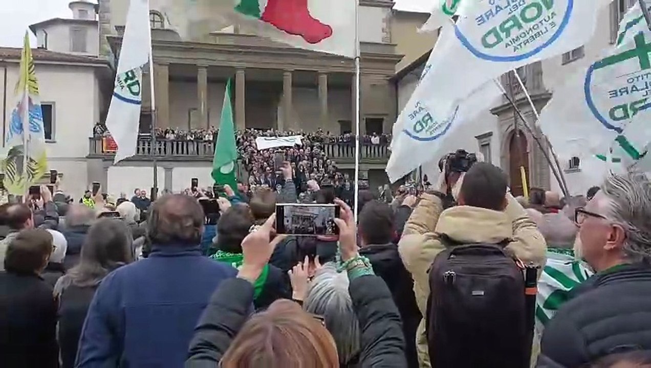 I funerali di Umberto Bossi a Pontida. I militanti intonano "Va, pensiero"