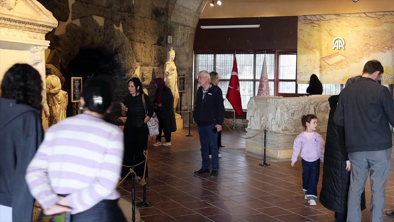 Pamukkale Travertenleri ve Hierapolis Antik Kenti'nde bayram tatili yoğun geçiyor