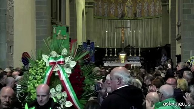 Bossi, terminati i funerali col Va pensiero e i cori Secessione