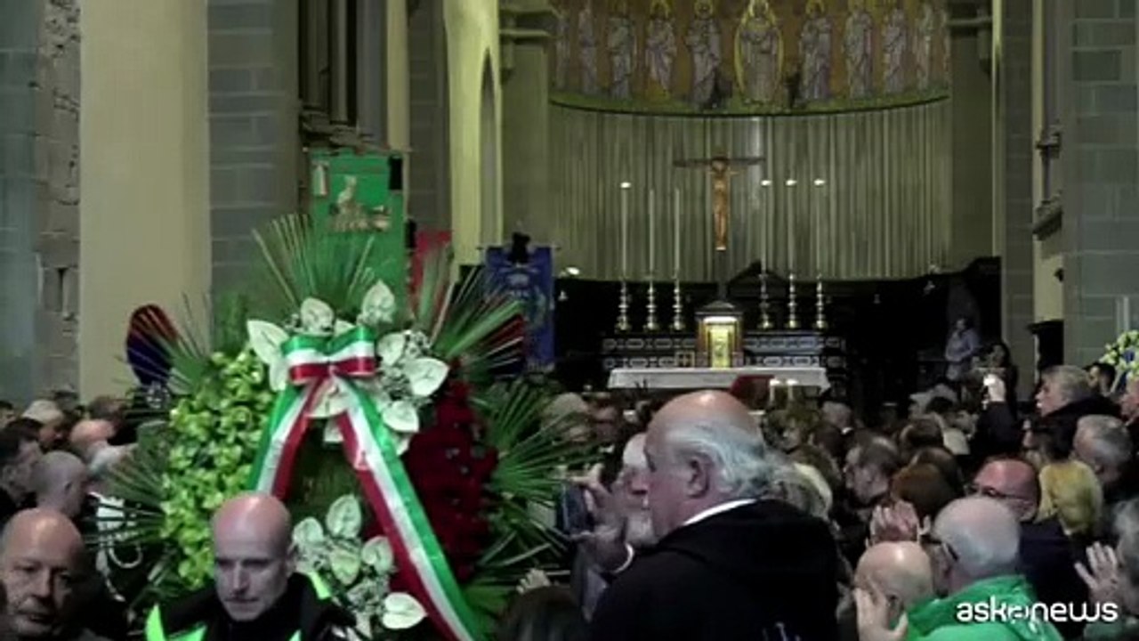 Bossi, terminati i funerali col "Va pensiero" e i cori "Secessione"