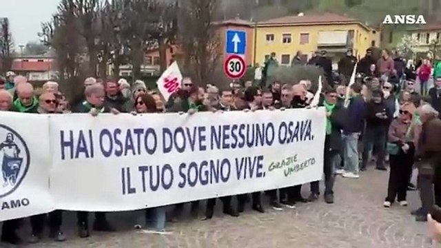L'ultimo saluto a Bossi, il feretro accolto tra i cori a Pontida
