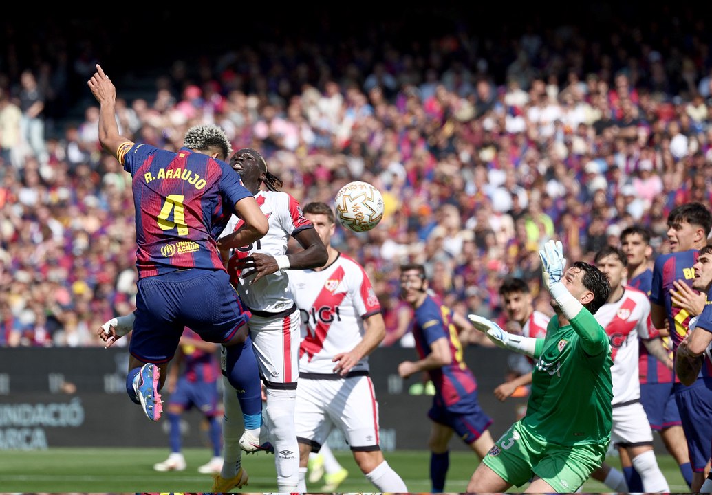 برشلونة يتجاوز ضيفه رايو فاليكانو بصعوبة ويعزز صدارته