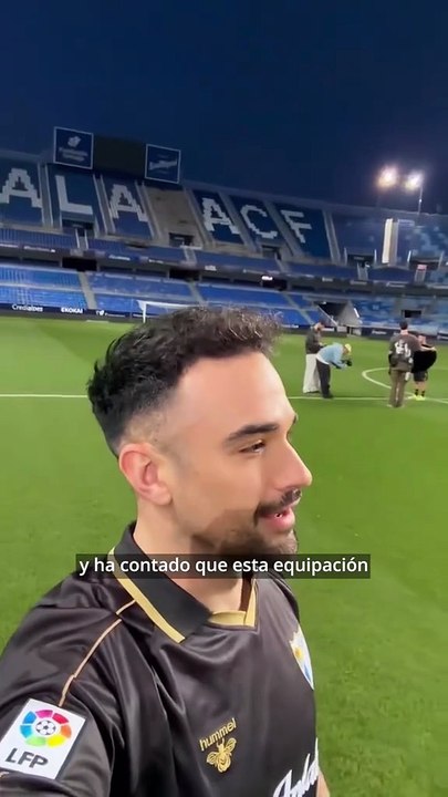 💢Polémica en redes sociales por la nueva camiseta del Málaga CF en colaboración con el streamer IlloJuan Una equipación retro negra con detalles dorados, inspirada en los 2000 y parte de la línea "Legado" que ha terminado dividiendo a la afición. ¿El mot