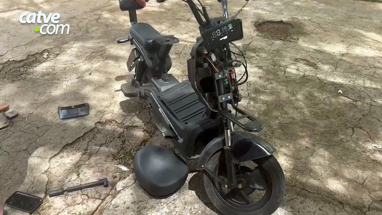 Batida entre carro e moto elétrica deixa dois feridos em Cascavel