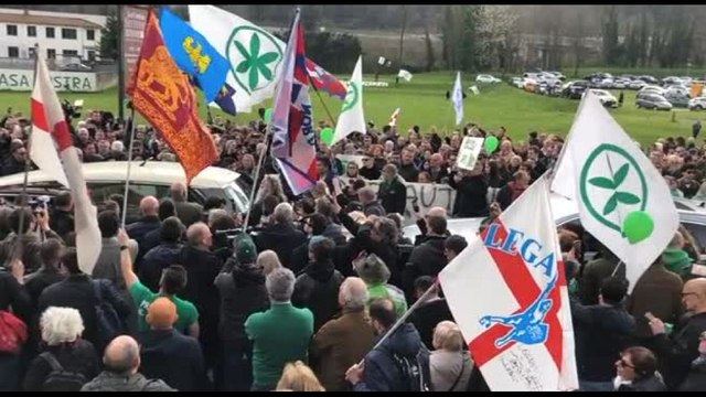 L'ultimo saluto della Lega a Umberto Bossi sul prato di Pontida