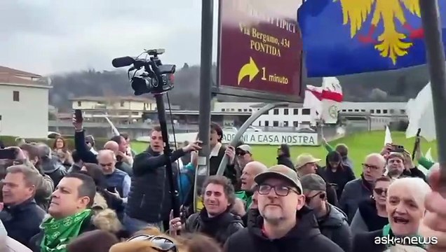 L'ultimo saluto della Lega a Umberto Bossi sul prato di Pontida