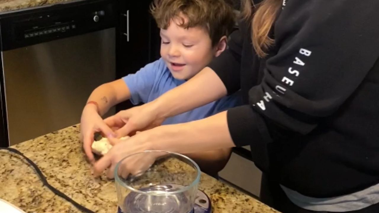 Young baker teams up with his mom to create delicious sourdough bagels from scratch