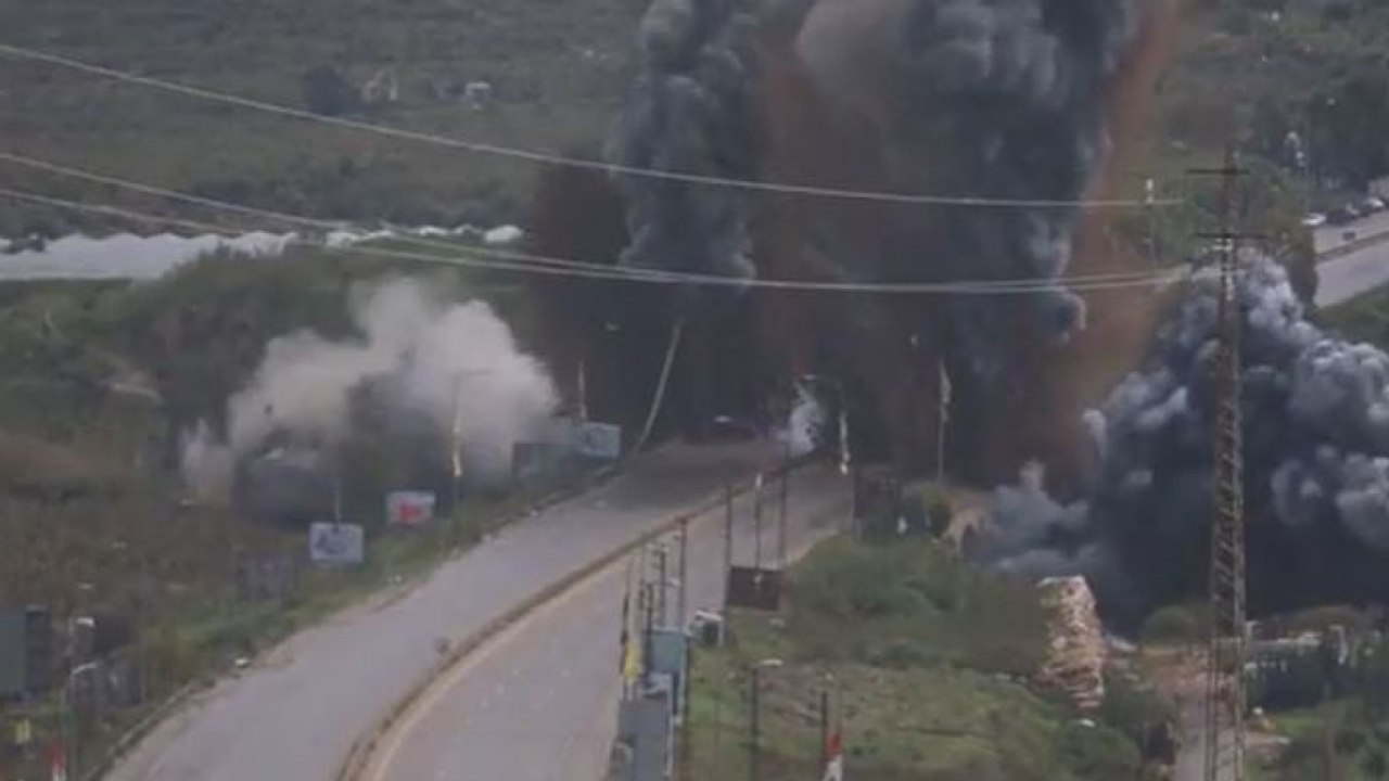 Israele fa saltare in aria un ponte sul fiume Litani in Libano