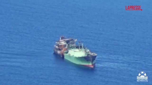 I video della petroliera russa alla deriva nel Mediterraneo: il rischio di un disastro ambientale
