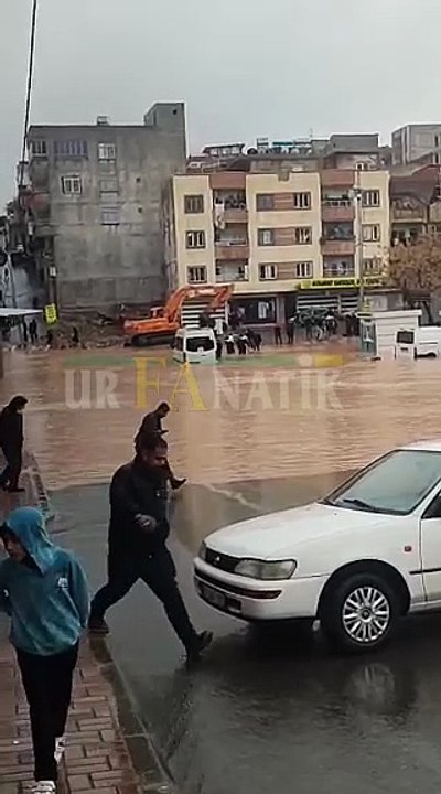 Şanlıurfa’dan Sel Manzaraları: Araçlar ve Evler Sular Altında Kaldı