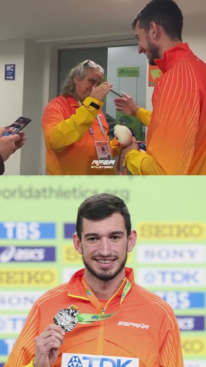 ¡La emoción de Llopis al llegar con la medalla a vestuarios!