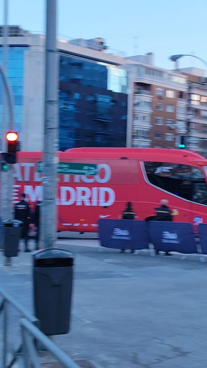 Monumental pitada al autobus del Atleti en su llegada al Bernabéu: hay ambiente de Derbi