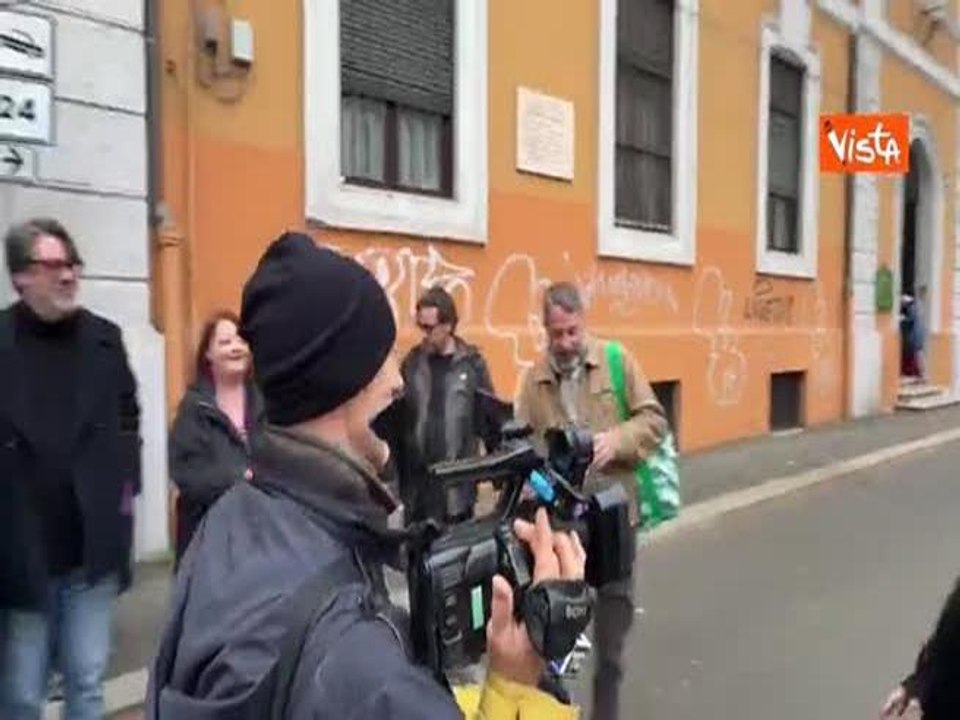 Referendum giustizia, applausi per Elly Schlein all’arrivo al seggio per il voto