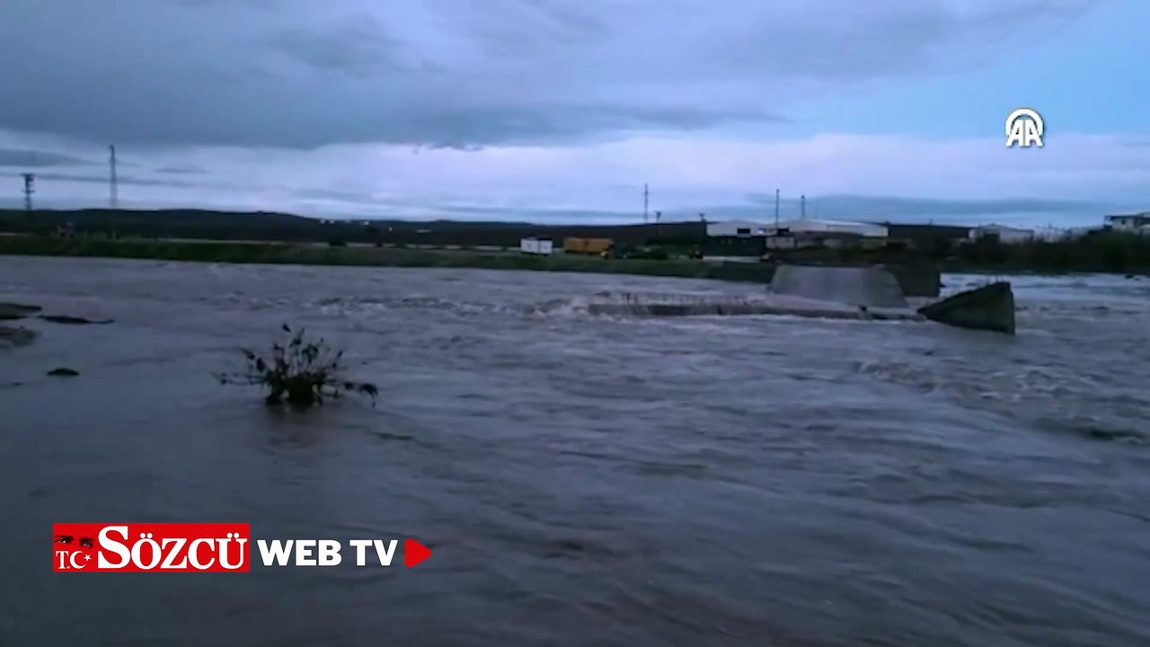 Diyarbakır'da sağanak nedeniyle debisi yükselen çayın üzerindeki köprü yıkıldı