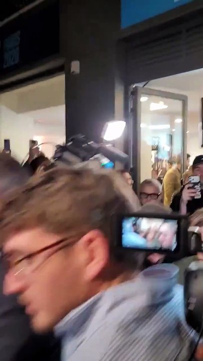 Paris : Regardez les tensions ce soir à la sortie du QG de Rachida Dati quand l'ancienne ministre a quitté les lieux en étant prise à partie par des militants de gauche