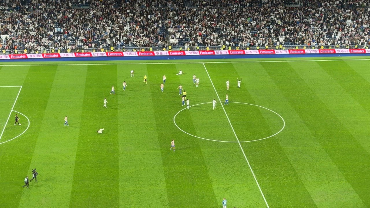 TODO LO QUE PASÓ tras el final del REAL MADRID - ATLÉTICO en el CÉSPED DEL BERNABÉU