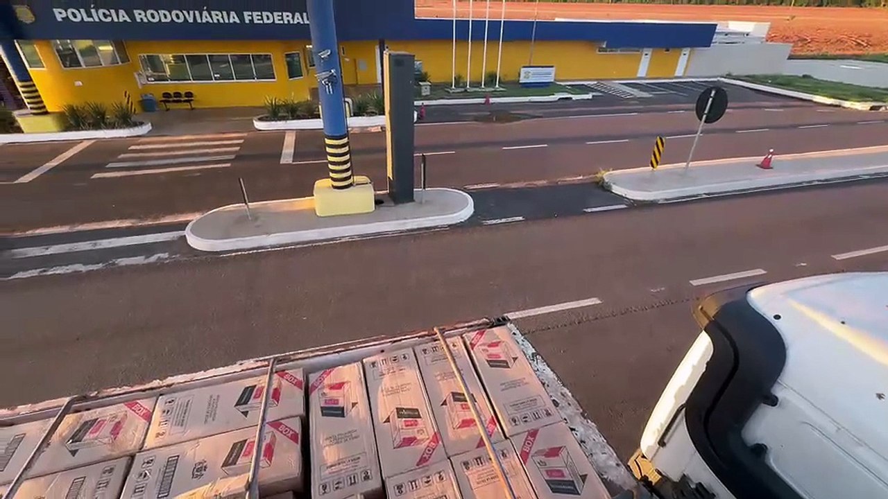 PRF apreende 600 mil maços de cigarros contrabandeados em carreta na BR-487