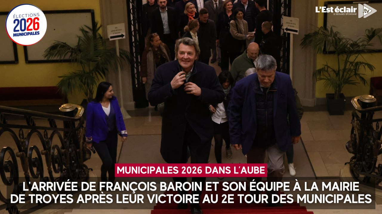 L'arrivée de François Baroin et son équipe à la mairie de Troyes après leur victoire aux municipales 2026
