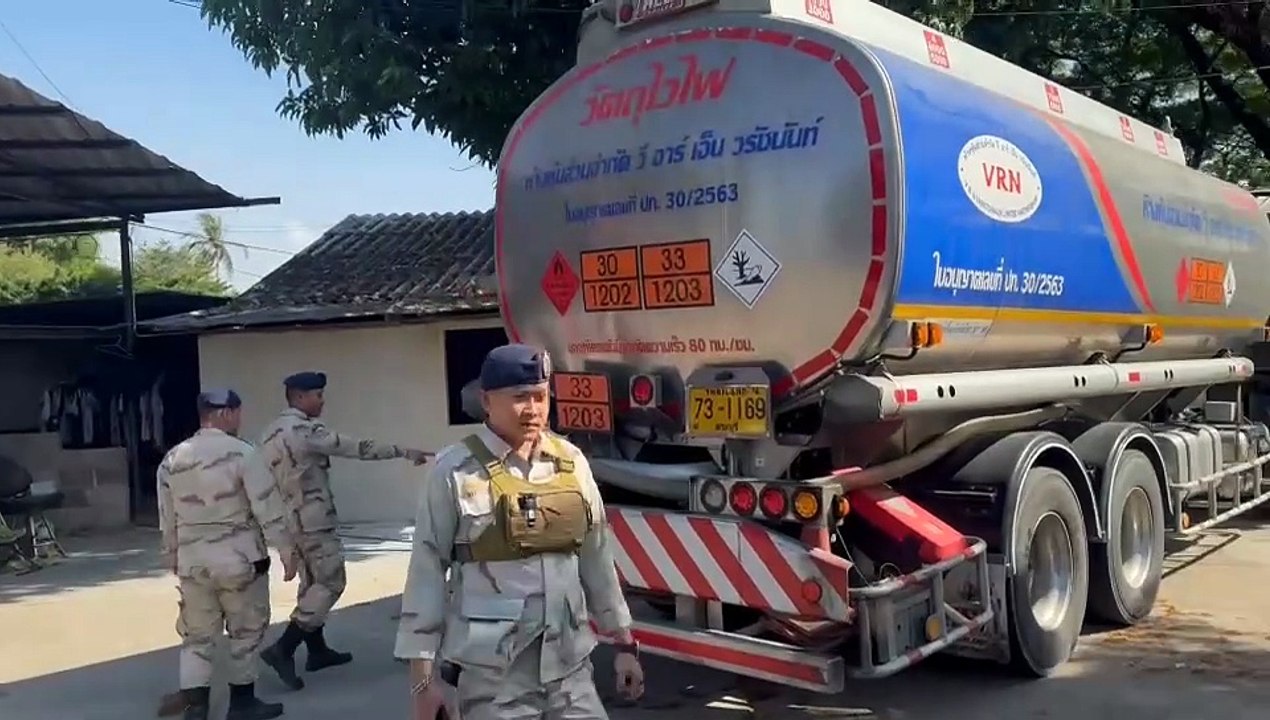 คาหนังคาเขา! จับรถบรรทุกแอบขน "น้ำมัน 2 หมื่นลิตร" ซุก "โกดังริมแม่น้ำเมย" เตรียมส่งขาย "เมียนมา" (มีคลิป)