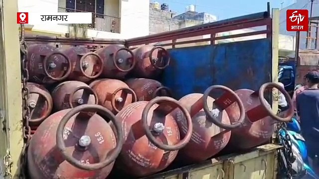 रामनगर में गैस की किल्लत को लेकर उपभोक्ताओं ने काटा हंगामा, गैस प्रबंधक से तीखी झड़प, कालाबाजारी के लगाए आरोप