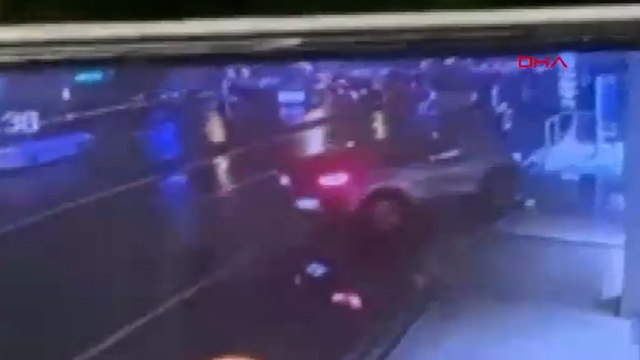 Avcılar’da otomobil kaldırımdaki çocuğa çarptı